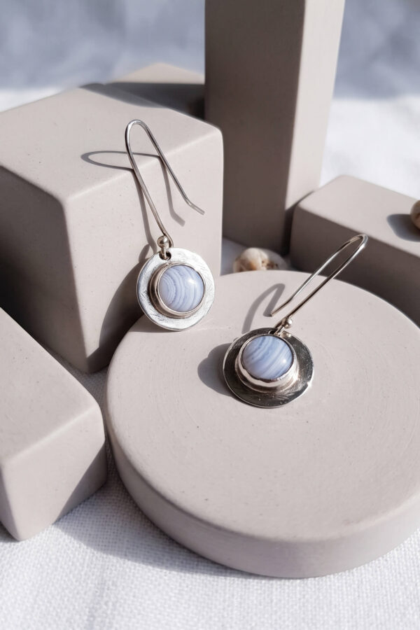 Aretes artesanales de ágata rayada azul claro y plata forjada a mano en forma circular