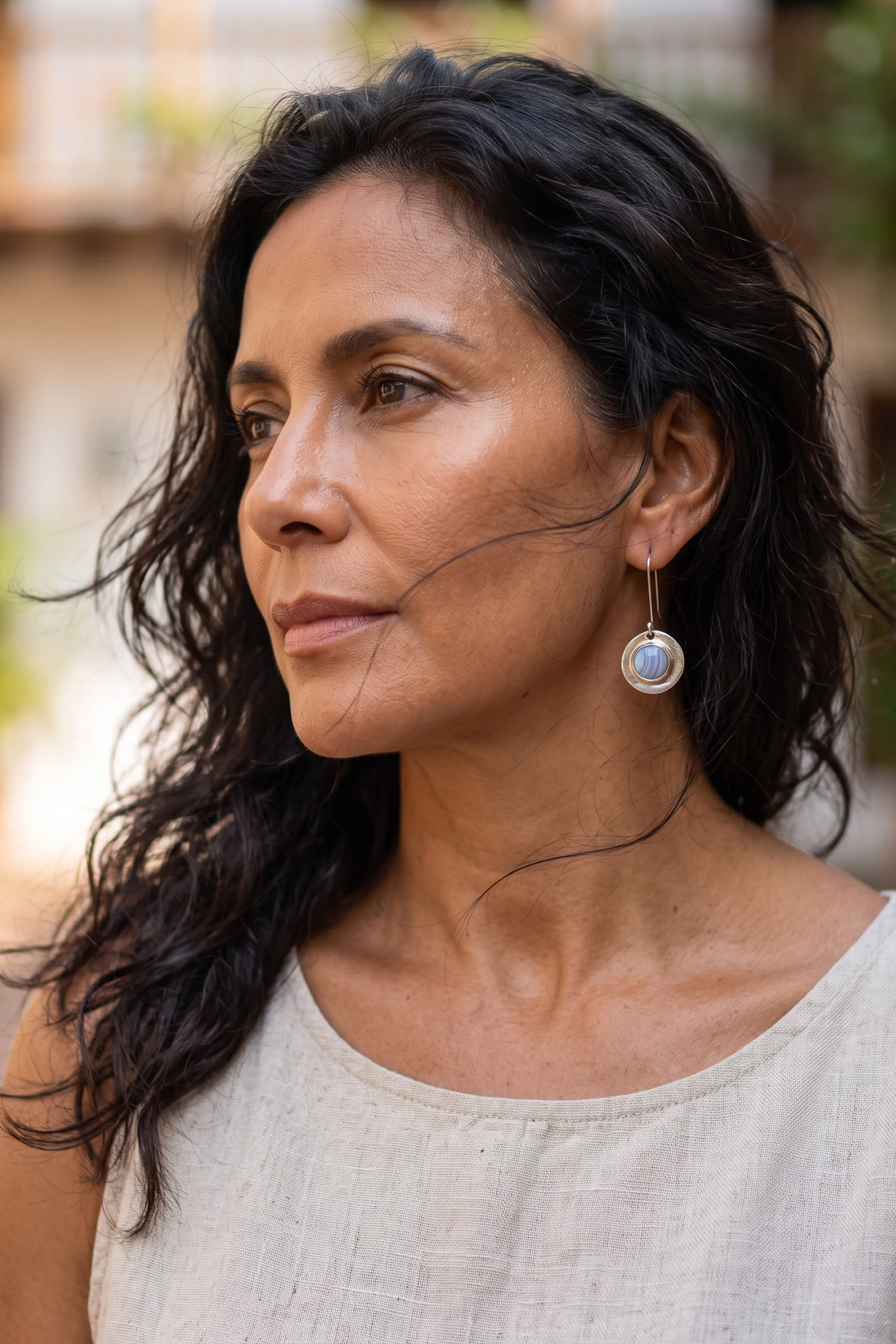 Aretes artesanales de ágata rayada azul claro y plata forjada a mano en forma circular