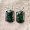 Aretes artesanales de crisocola y plata forjada a mano en forma rectangular