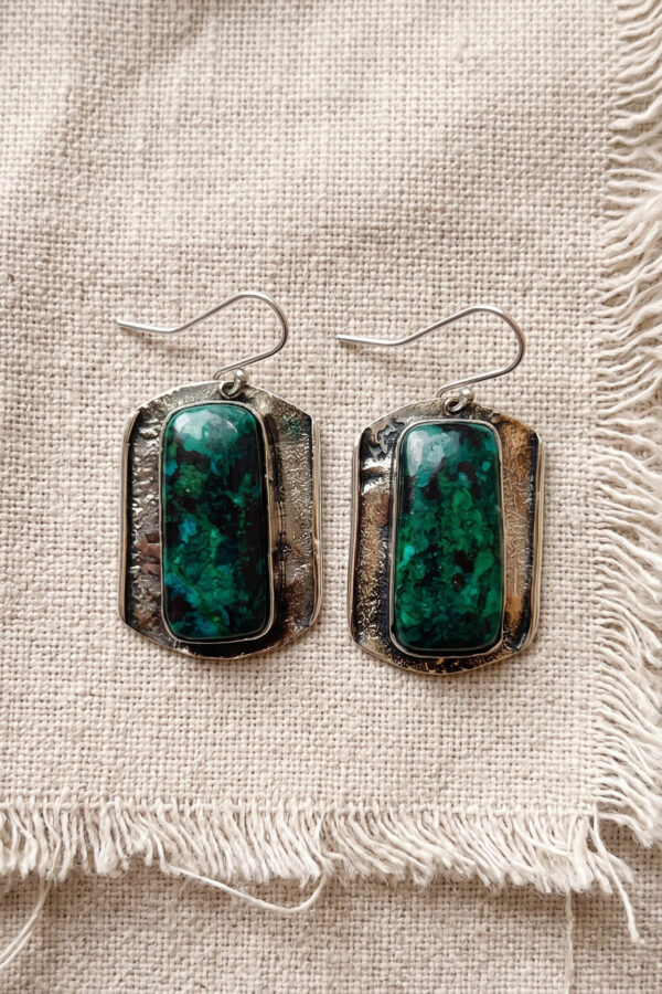 Aretes artesanales de crisocola y plata forjada a mano en forma rectangular