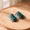 Aretes artesanales de crisocola y plata forjada a mano en forma rectangular