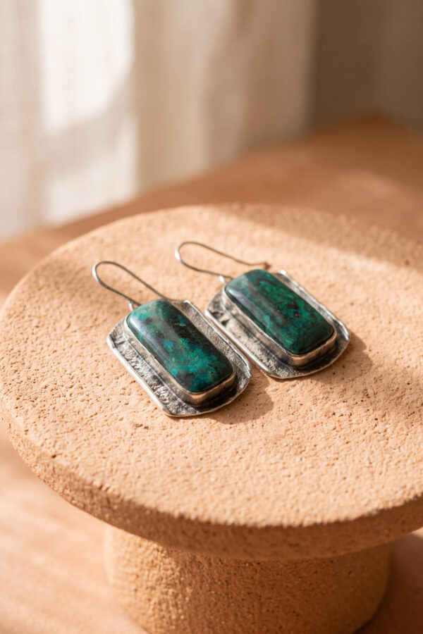Aretes artesanales de crisocola y plata forjada a mano en forma rectangular