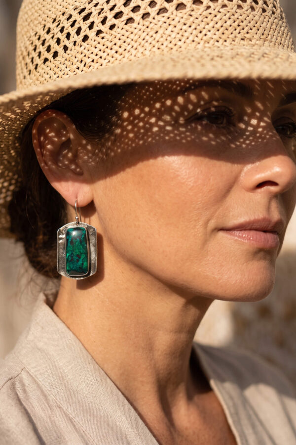 Aretes artesanales de crisocola y plata forjada a mano en forma rectangular