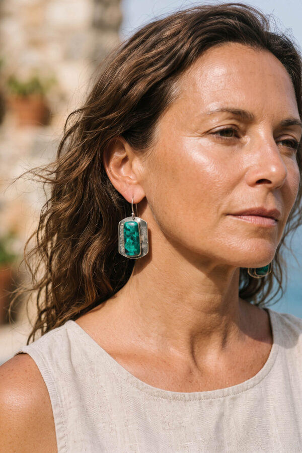 Aretes artesanales de crisocola y plata forjada a mano en forma rectangular