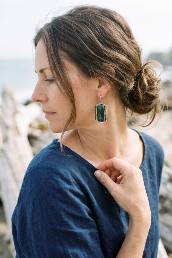 Aretes artesanales de crisocola y plata forjada a mano en forma rectangular