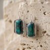 Aretes artesanales de crisocola y plata forjada a mano en forma rectangular