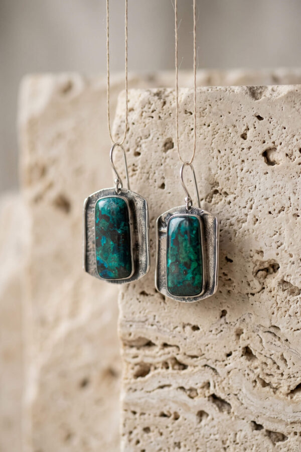 Aretes artesanales de crisocola y plata forjada a mano en forma rectangular