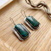 Aretes artesanales de crisocola y plata forjada a mano en forma rectangular