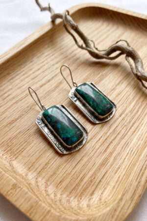 Aretes artesanales de crisocola y plata forjada a mano en forma rectangular