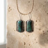 Aretes artesanales de crisocola y plata forjada a mano en forma rectangular