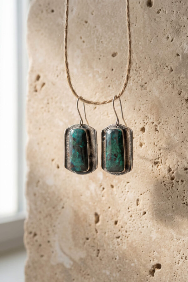 Aretes artesanales de crisocola y plata forjada a mano en forma rectangular