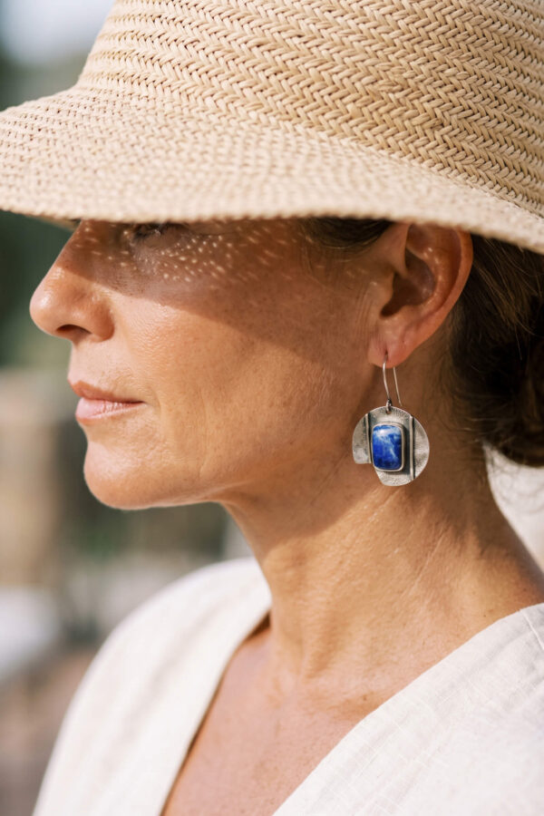 Aretes artesanales de rectángulos de lapislázuli y plata forjada a mano en forma de círculo irregular