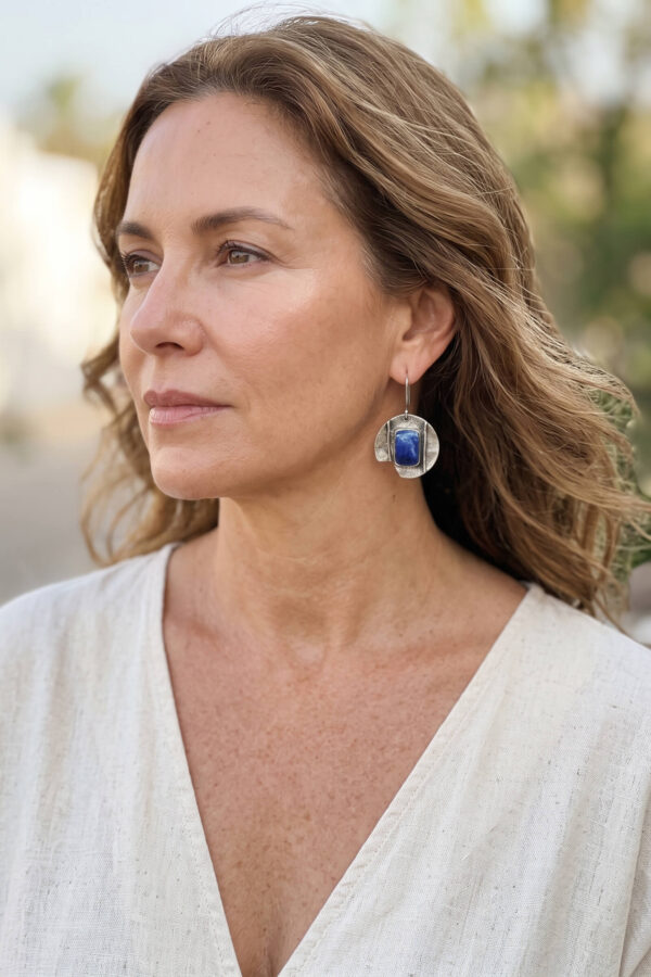 Aretes artesanales de rectángulos de lapislázuli y plata forjada a mano en forma de círculo irregular
