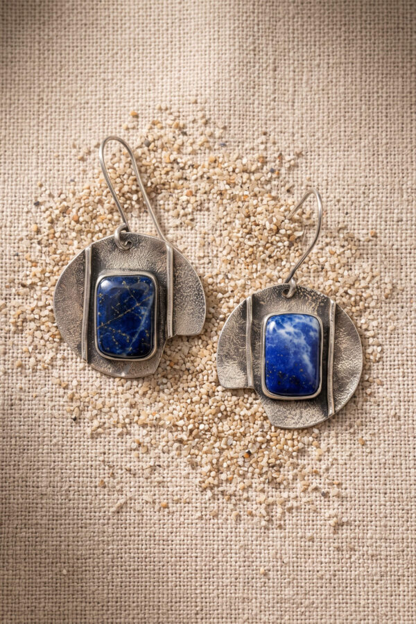 Aretes artesanales de rectángulos de lapislázuli y plata forjada a mano en forma de círculo irregular