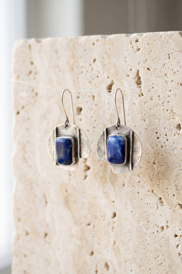 Aretes artesanales de rectángulos de lapislázuli y plata forjada a mano en forma de círculo irregular