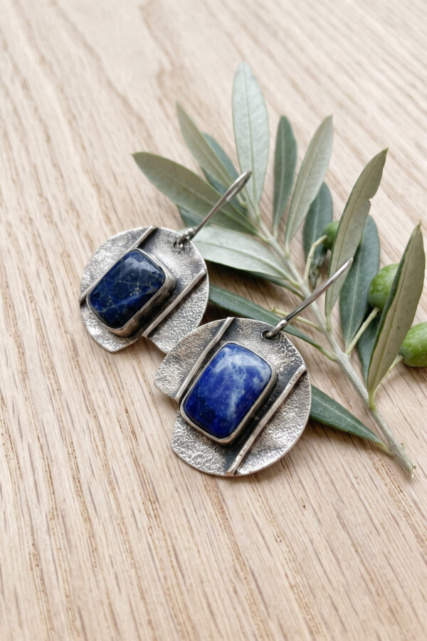 Aretes artesanales de rectángulos de lapislázuli y plata forjada a mano en forma de círculo irregular