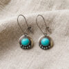 Joyería artesanal : aretes de turquesa y plata circulares punteados