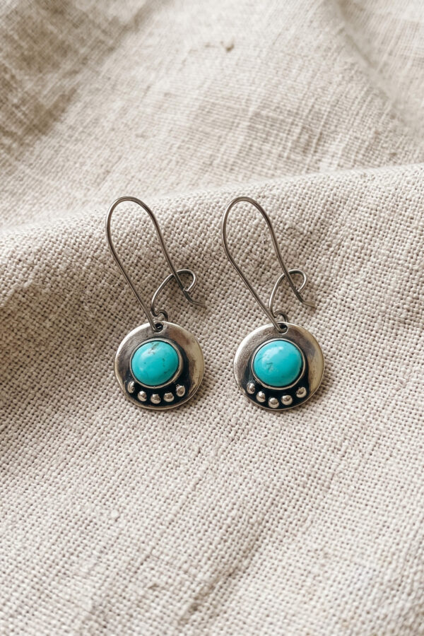 Joyería artesanal : aretes de turquesa y plata circulares punteados