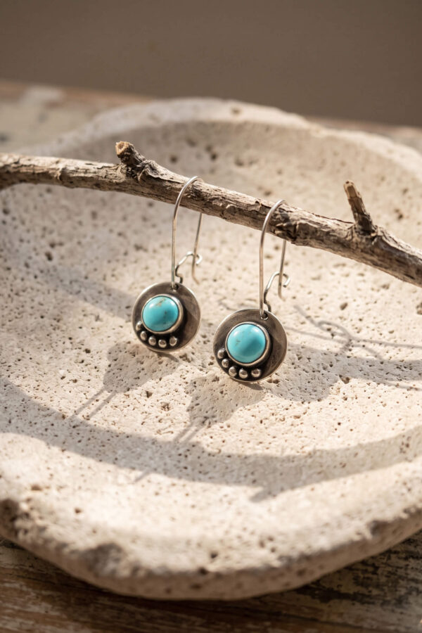 Joyería artesanal : aretes de turquesa y plata circulares punteados