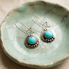 Joyería artesanal : aretes de turquesa y plata circulares punteados
