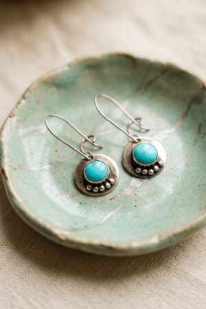 Joyería artesanal : aretes de turquesa y plata circulares punteados
