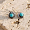 Joyería artesanal : aretes de turquesa y plata circulares punteados