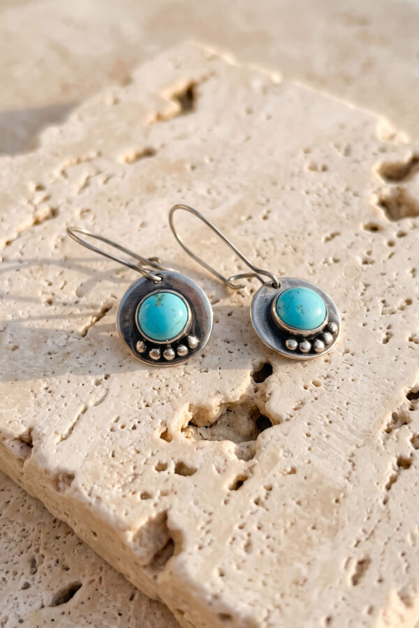 Joyería artesanal : aretes de turquesa y plata circulares punteados