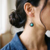 Joyería artesanal : aretes de turquesa y plata circulares punteados