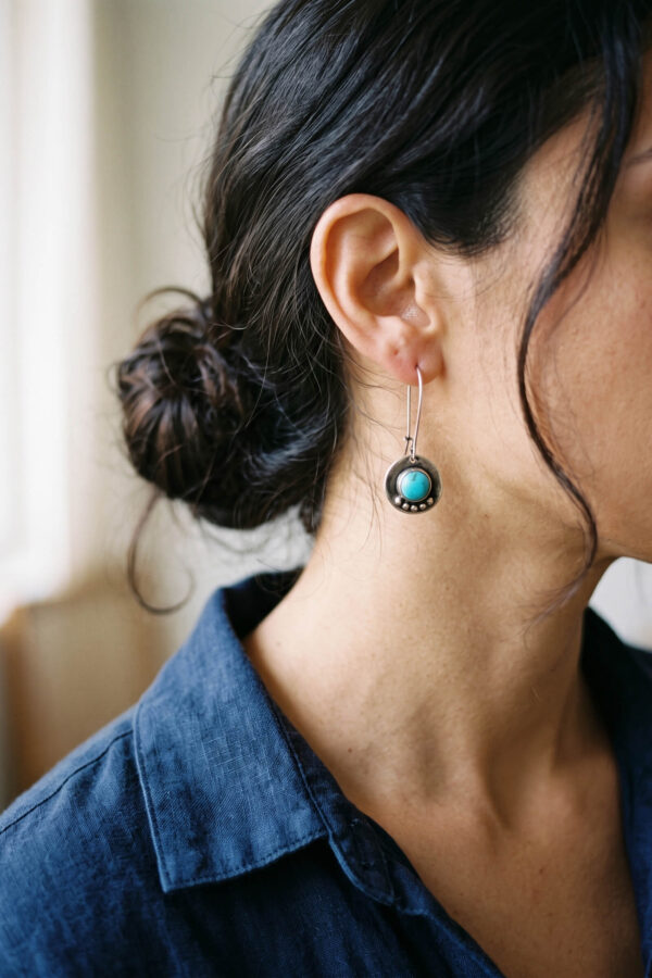 Joyería artesanal : aretes de turquesa y plata circulares punteados