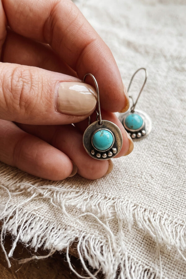 Joyería artesanal : aretes de turquesa y plata circulares punteados