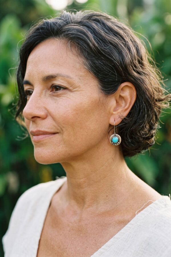 Joyería artesanal : aretes de turquesa y plata circulares punteados