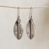 Aretes artesanales de plata en forma de hoja