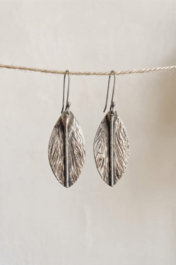 Aretes artesanales de plata en forma de hoja