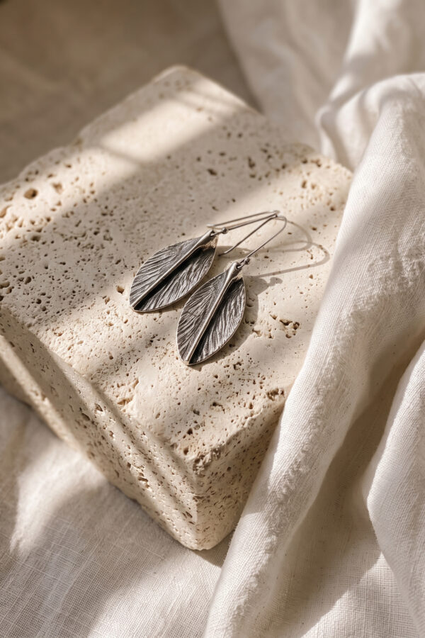 Aretes artesanales de plata en forma de hoja