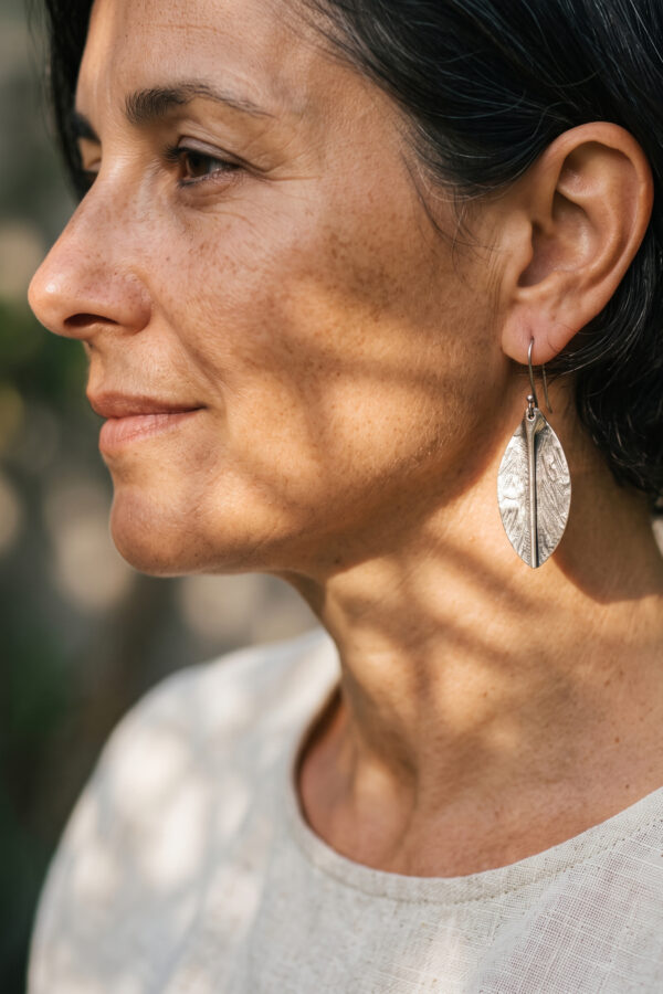 Aretes artesanales de plata en forma de hoja