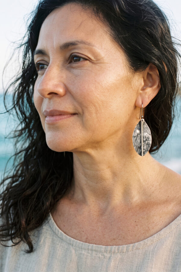 Aretes artesanales de plata en forma de hoja