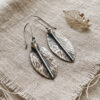 Aretes artesanales de plata en forma de hoja