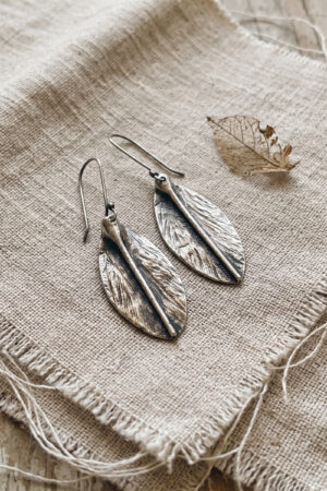 Aretes artesanales de plata en forma de hoja