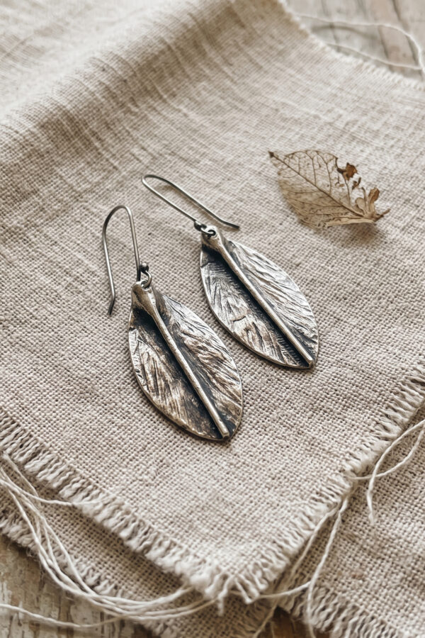Aretes artesanales de plata en forma de hoja