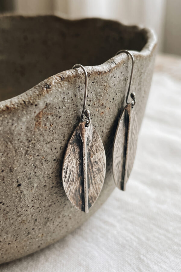 Aretes artesanales de plata en forma de hoja