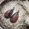 Aretes artesanales de plata y rodonita rosa y negro en forma de lágrima