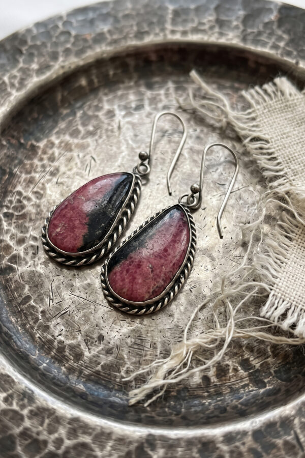 Aretes artesanales de plata y rodonita rosa y negro en forma de lágrima