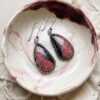 Aretes artesanales de plata y rodonita rosa y negro en forma de lágrima