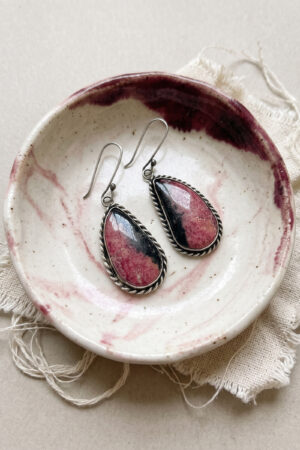 Aretes artesanales de plata y rodonita rosa y negro en forma de lágrima