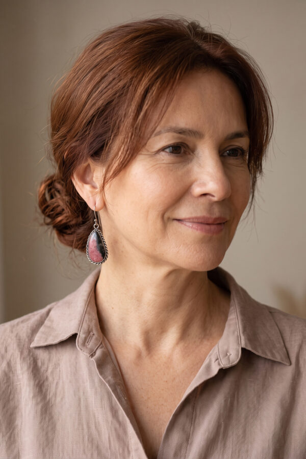 Aretes artesanales de plata y rodonita rosa y negro en forma de lágrima