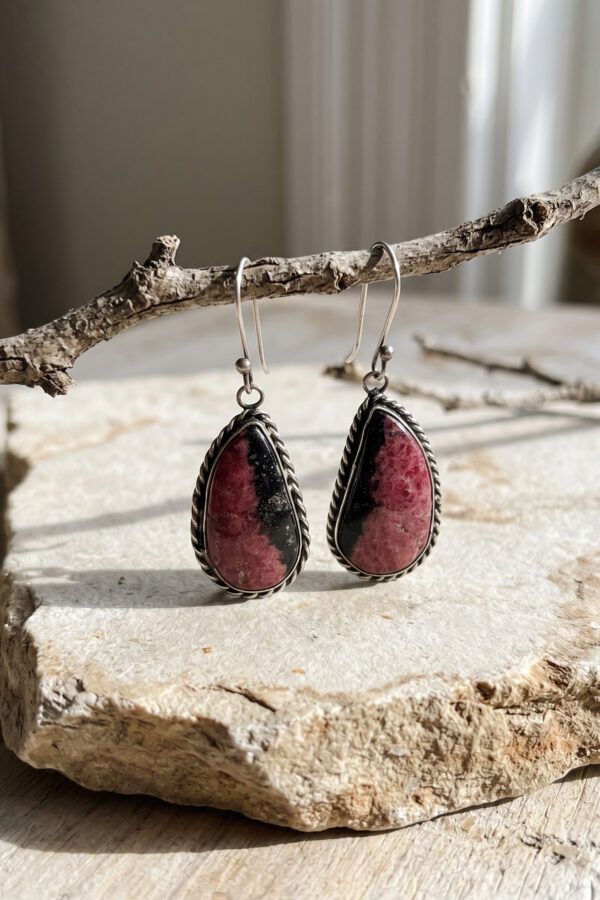 Aretes artesanales de plata y rodonita rosa y negro en forma de lágrima