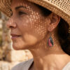 Aretes artesanales de plata y rodonita rosa y negro en forma de lágrima