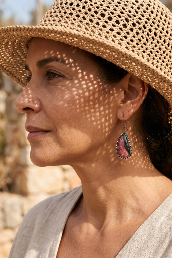 Aretes artesanales de plata y rodonita rosa y negro en forma de lágrima