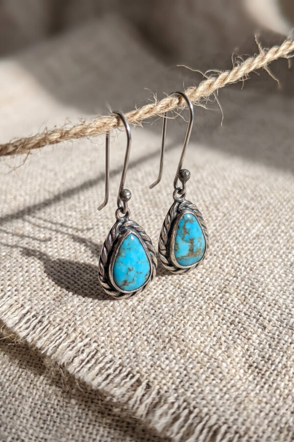 Joyería artesanal : aretes de turquesa y plata en bisel de gota trenzada medianos