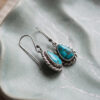 Joyería artesanal : aretes de turquesa y plata en bisel de gota trenzada medianos